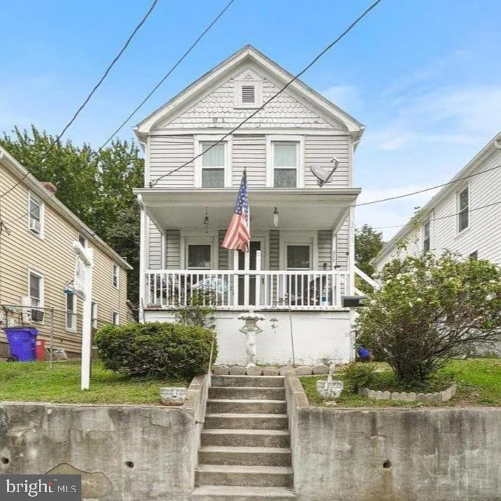 213 W B St
