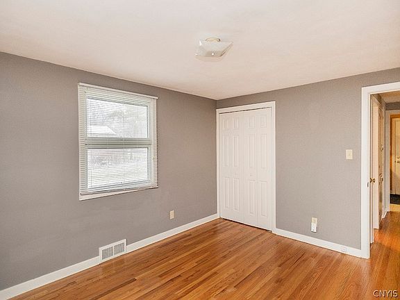 5th image of 206 Oakley Dr E