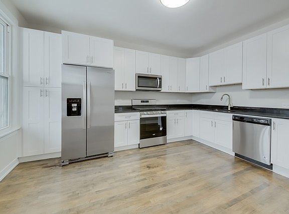 3rd image of 2842 N Avers Ave #2
