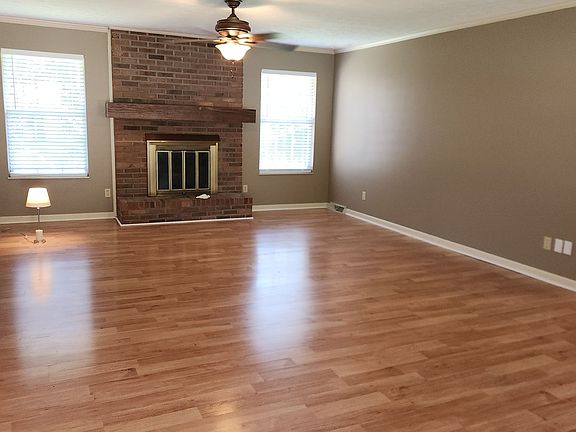 3rd image of 642 Lynn Cir