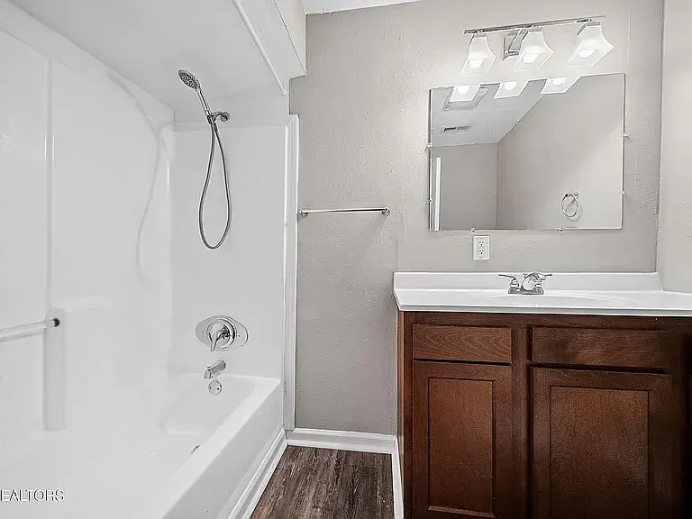 1121 Forsythe St — Photo 6