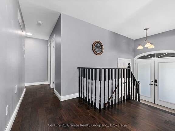 5th image of 692 Ewing St