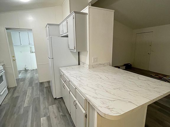 5th image of 1071 Holly St