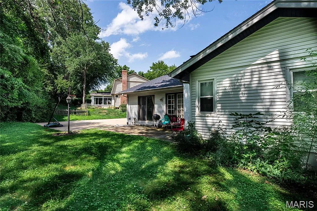 4 bed, 2.0 bath, 1888 sqft, $3,500 — Photo 2