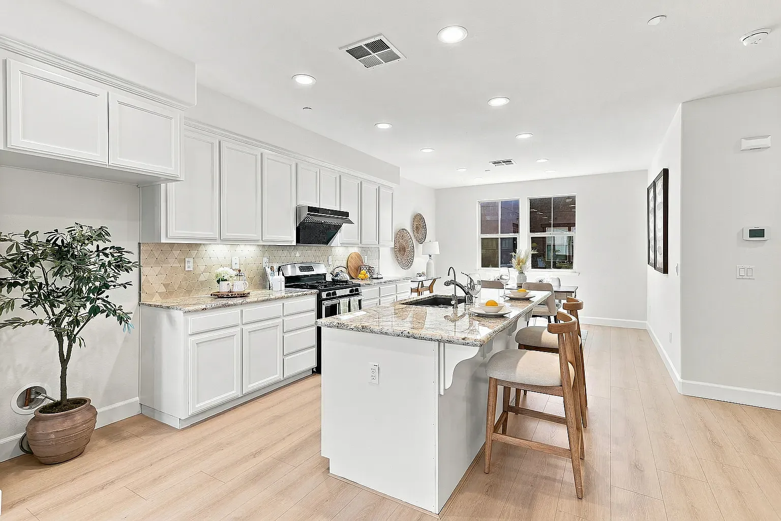 3 bed, 3.5 bath, 1600 sqft, $6,000 — Photo 2