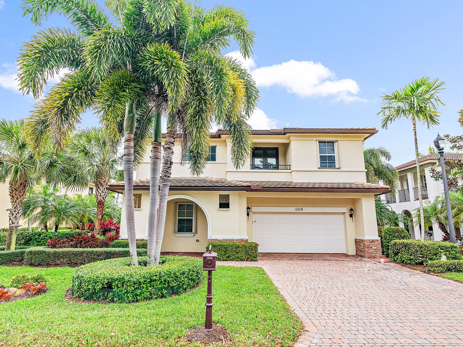 5 bed, 3.5 bath, 3007 sqft, $7,750 — Photo 2