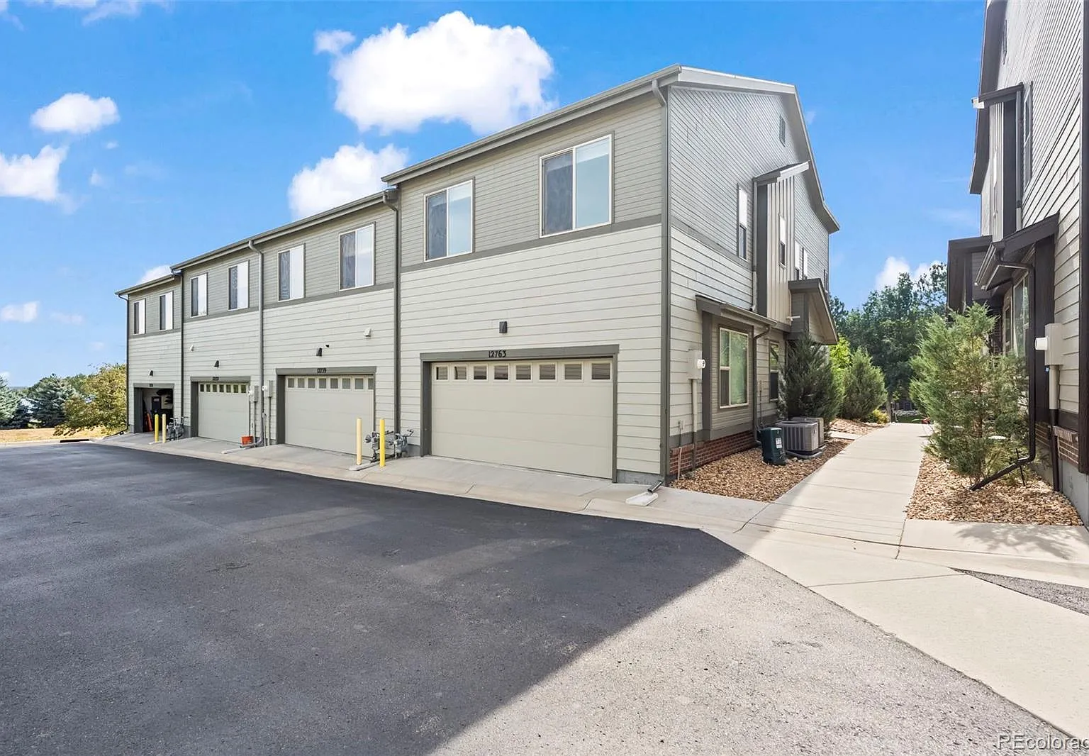 3 bed, 2.5 bath, 1831 sqft, $3,100 — Photo 2