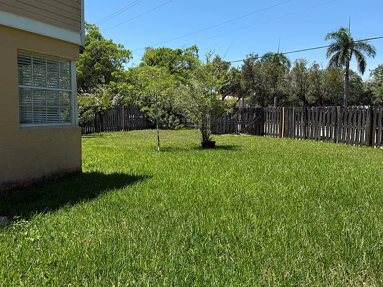 127 SW 159th Way — Photo 8