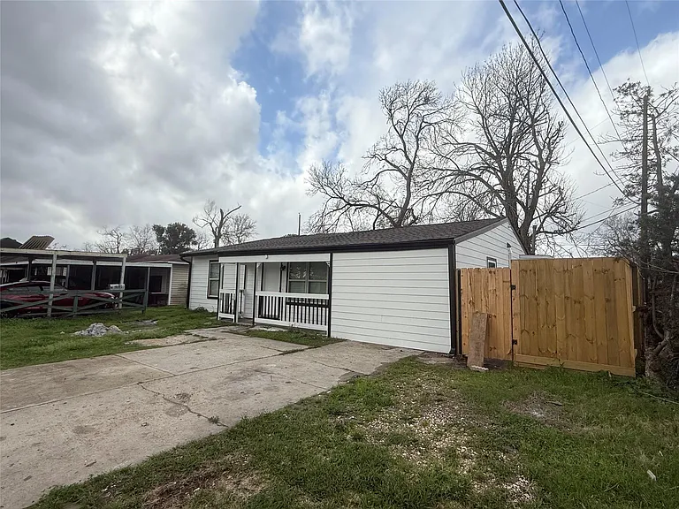 5924 Honeysuckle Dr — Photo 3