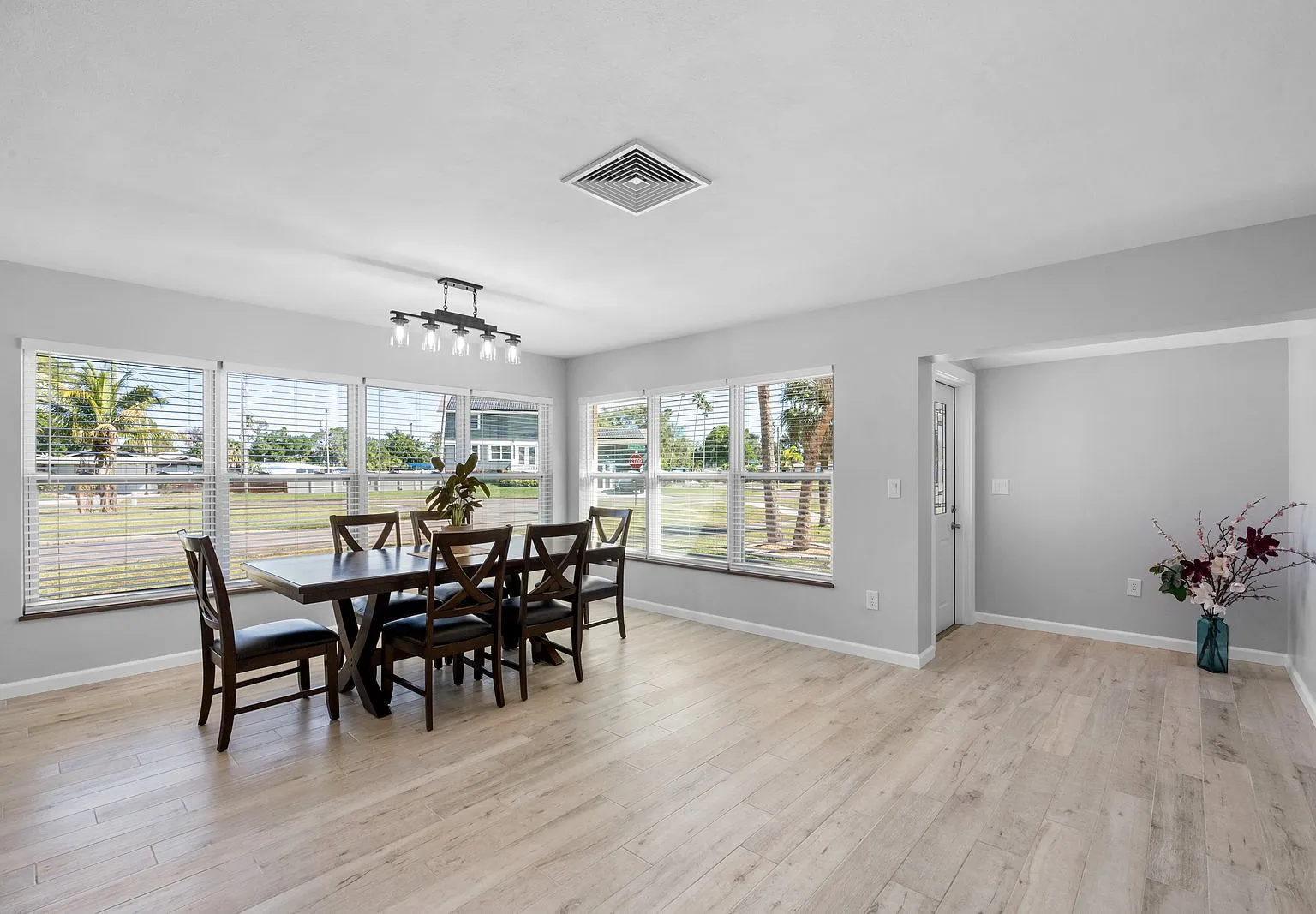 4 bed, 1956 sqft, $4,500 — Photo 2