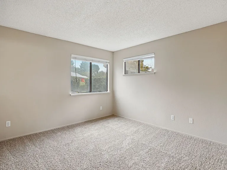 Ellington Apartments — Photo 20