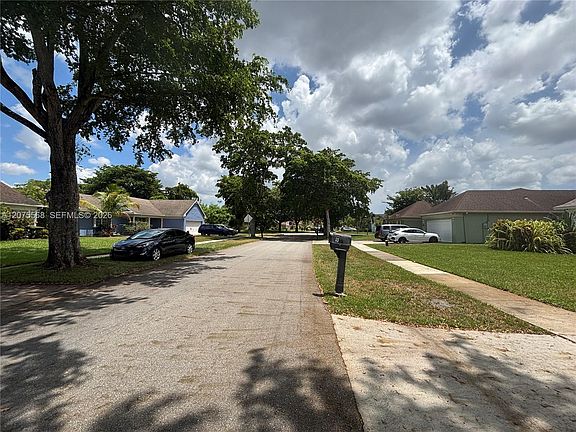 4th image of 9510 Ashley Dr