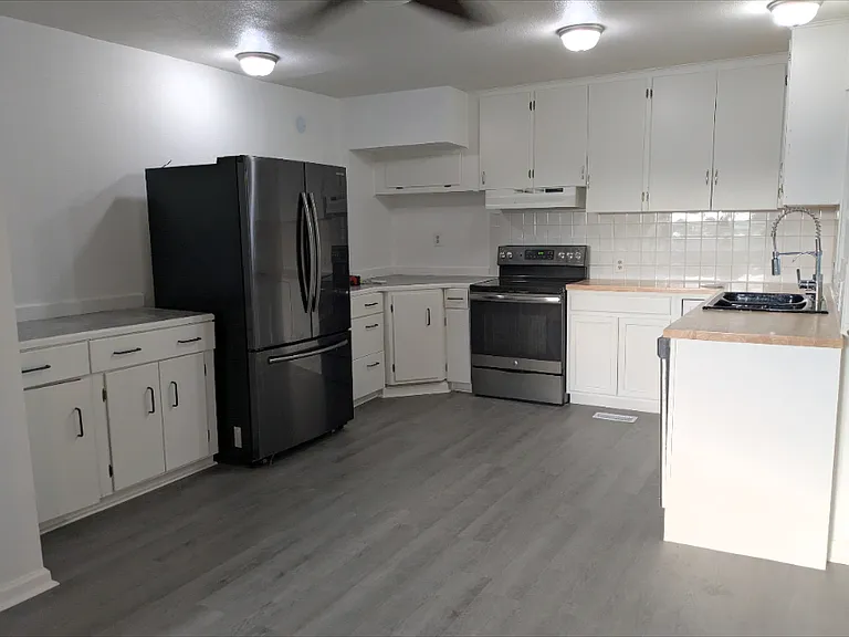 3617 W F St — Photo 14