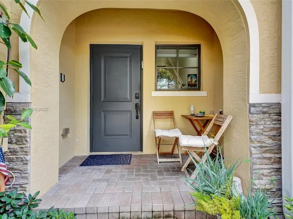 377 NE 194th Ter, Miami, FL 33179