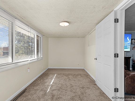 4th image of 306 E Pershing Blvd