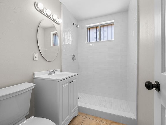4th image of 207 E Flora St #207