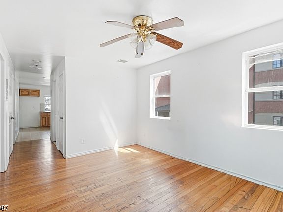 4th image of 524 Mulberry St