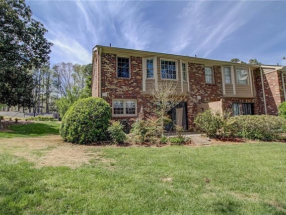 3rd image of 2411 Northlake Ct NE