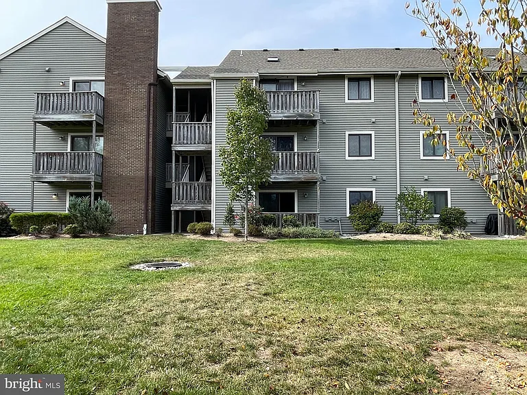 1216 Ravens Crest Dr — Photo 1