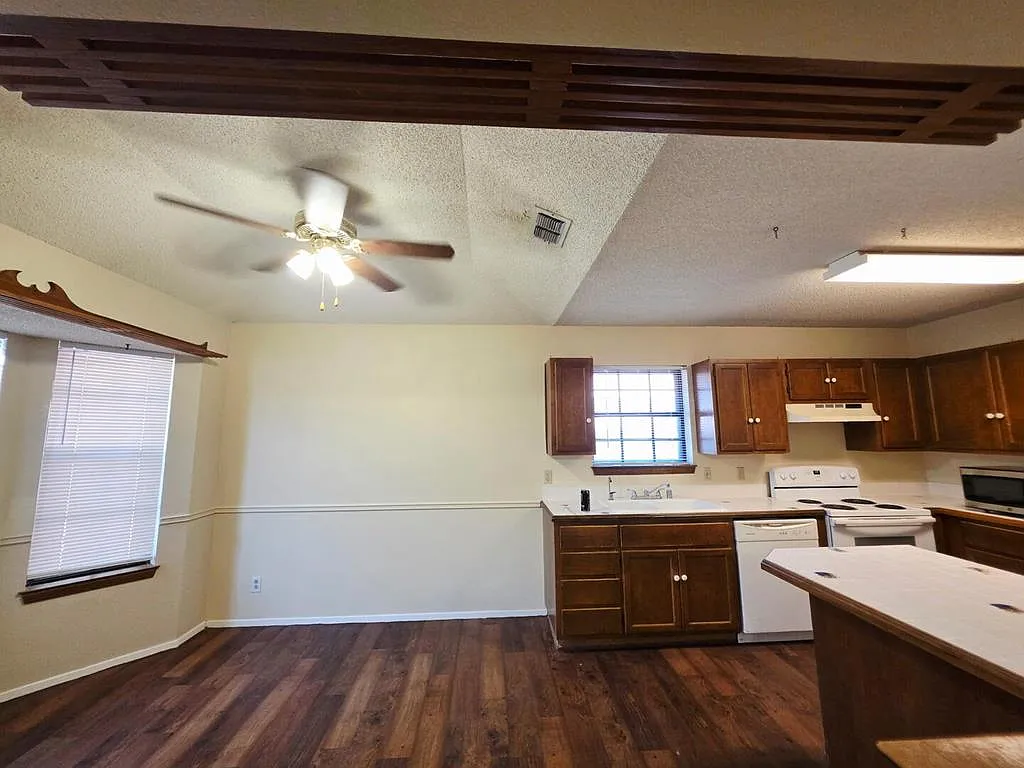 3 bed, 2.0 bath, 1588 sqft, $2,200 — Photo 4