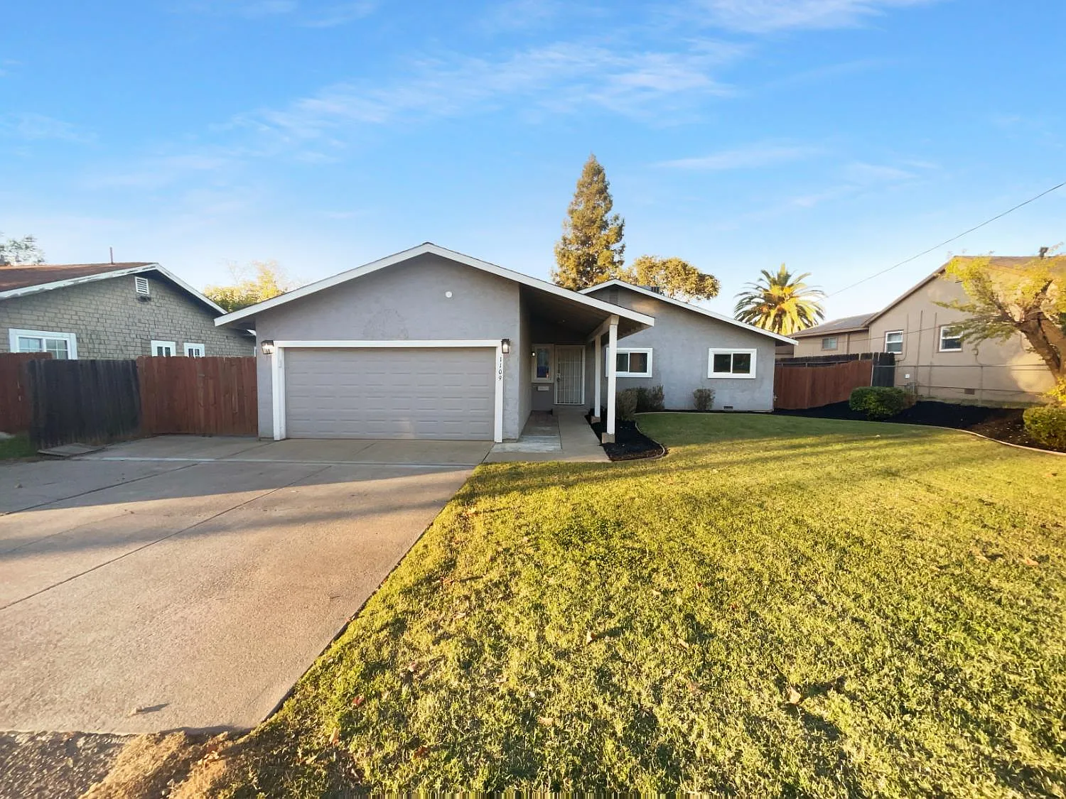 1109 Frienza Ave photo 1
