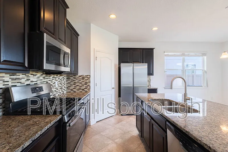 3 bed, 2.5 bath, 1936 sqft, $2,700 — Photo 4