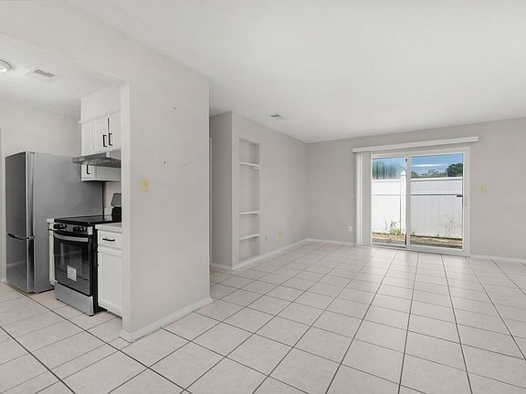 4th image of 3411 Greenbriar Cir #2
