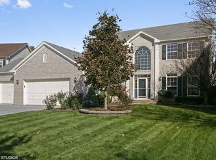 828 Columbus Dr, Oswego, IL 60543