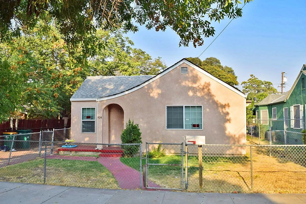 924 S American St photo 1