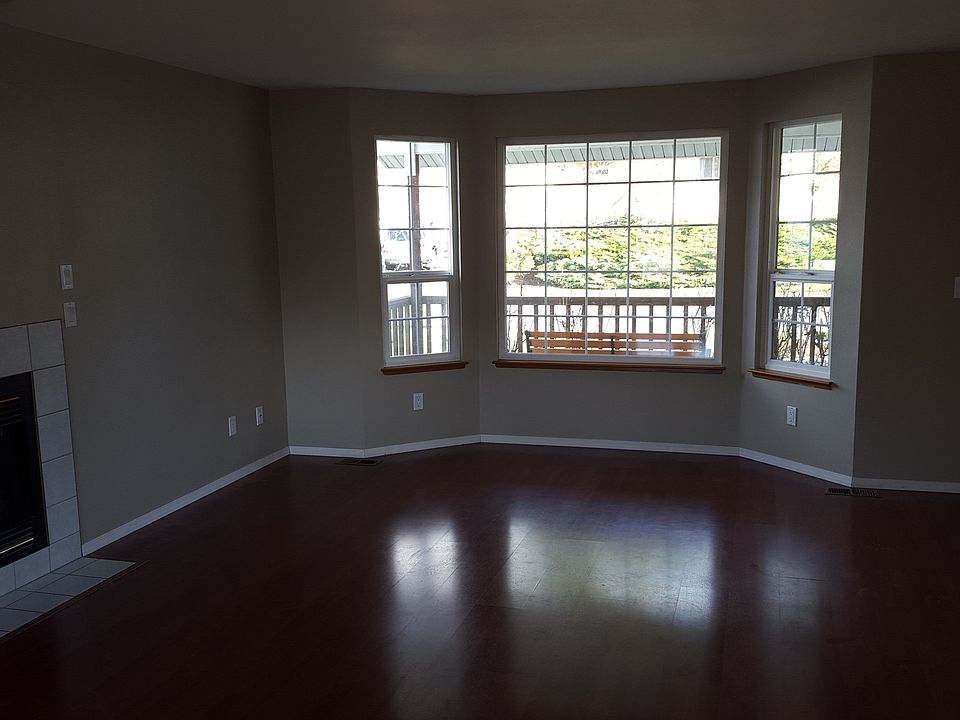 2nd image of 365 SW Roodzant St