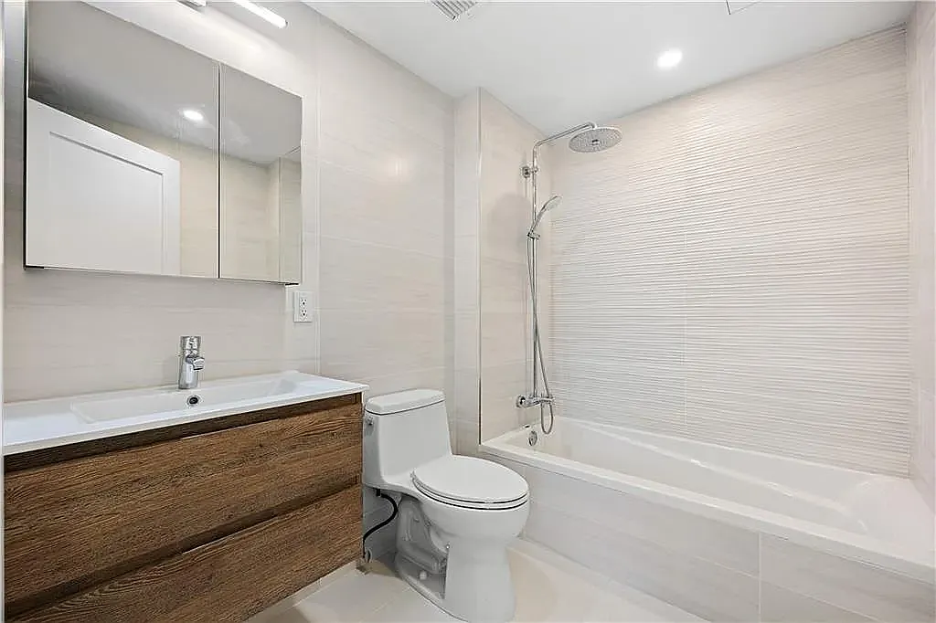 Building Photo - 142 Bay 25th St #1A