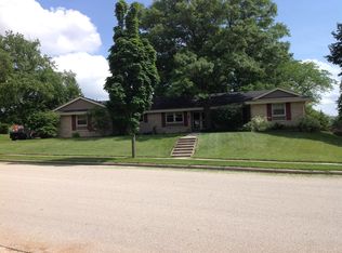901 Lynne Dr, Waukesha, WI 53186