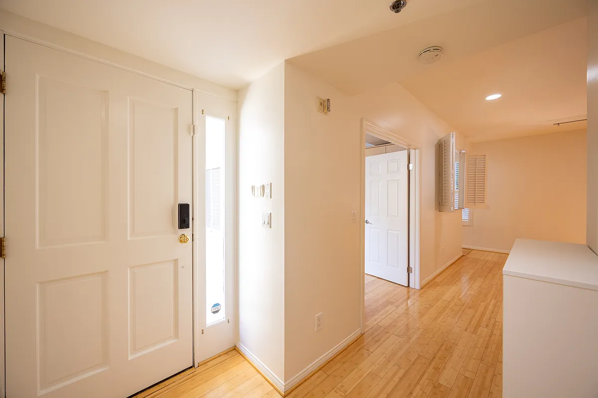 Building Photo - 80 N Raymond Ave #106