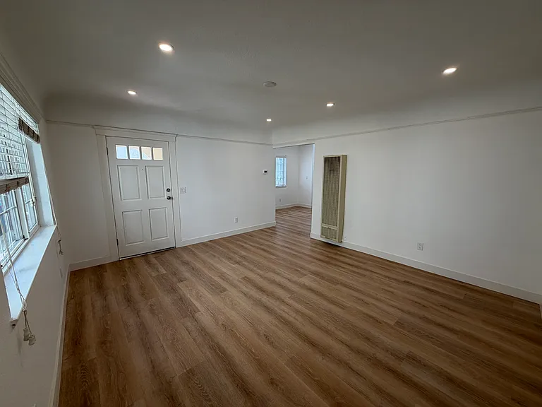 1119 Hopkins Ave — Photo 4