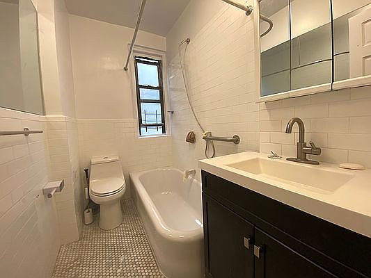 5th image of 824 W 176th St #3T