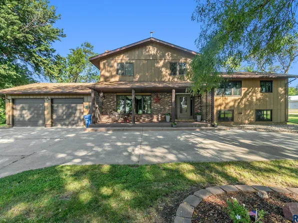 402 E 1st St, Hardwick, MN 56134