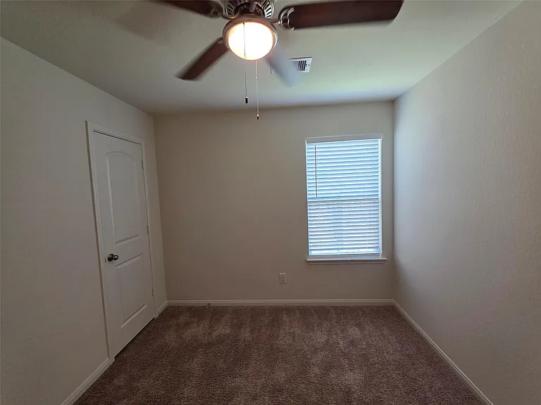 723 Crystal Lakes Dr — Photo 31