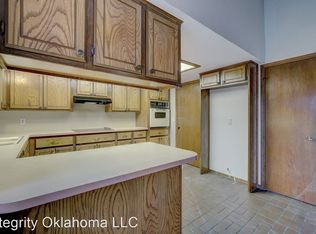 2120 Shorewood Ln, Edmond, OK 73003