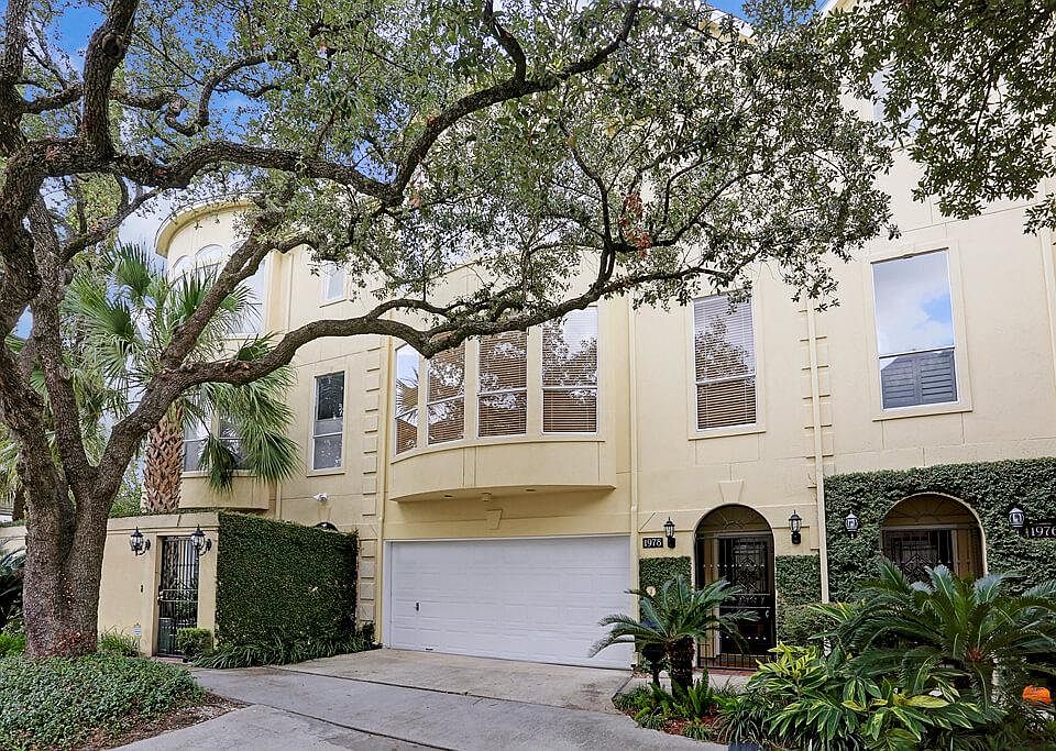 1978 Indiana St, Houston, TX 77019 - Located in River Oaks Shopping area, walkable neighborhood close to many popular destinations