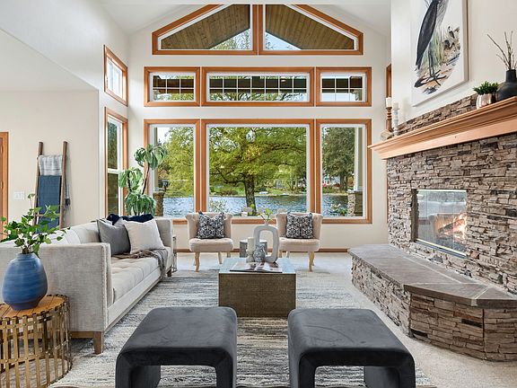 
                    Large Living Room with High Floor to Ceiling Windows bringing in the Lake Views. Fresh Paint & Carpets through-out!
                