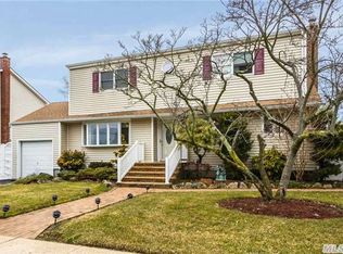 9 Hazel Ave, Farmingdale, NY 11735