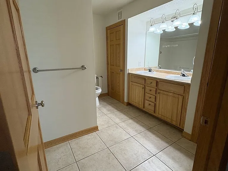 Shelly Rose Apartments — Photo 9