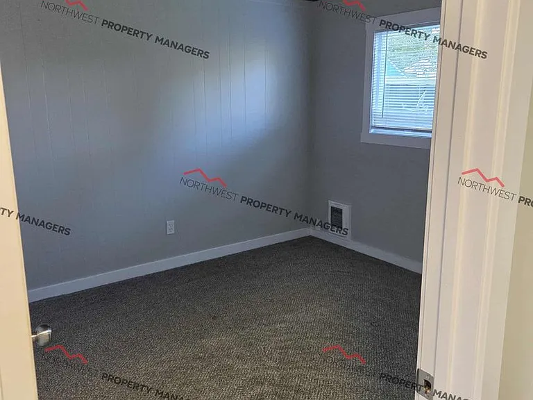 105 Engle Dr — Photo 8