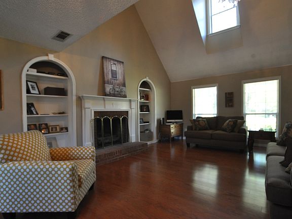 2nd image of 919 Holly Hill Dr