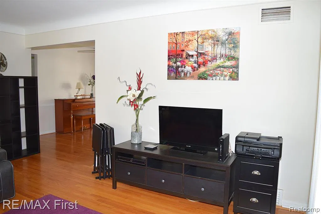 2 bed, 1100 sqft, $1,700 — Photo 4