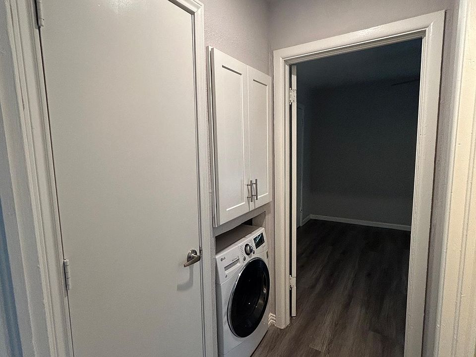 Hallway/Laundry