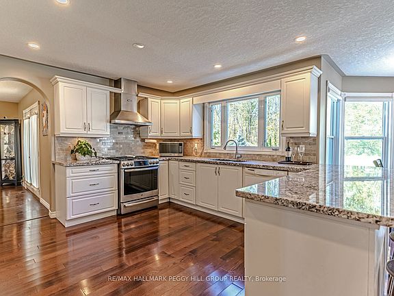 3rd image of 3678 Kimberley St