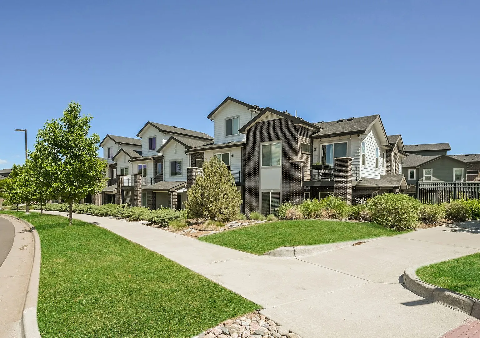 Beautiful 3 Bed, 2.5 Bath Townhome — Photo 2