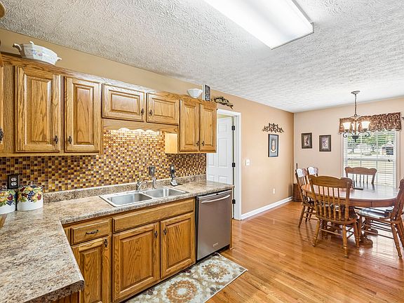 4th image of 605 Meadowlark Dr
