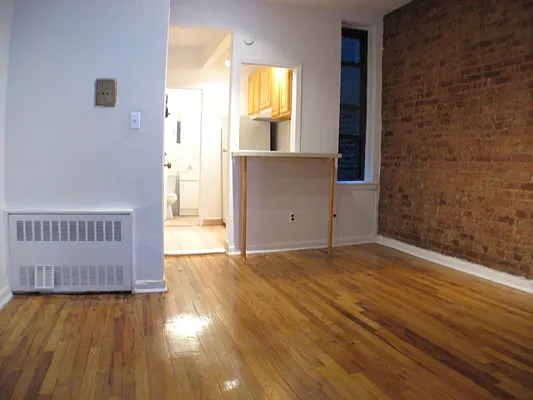 Rented by Glasser Realty LLC | media 10